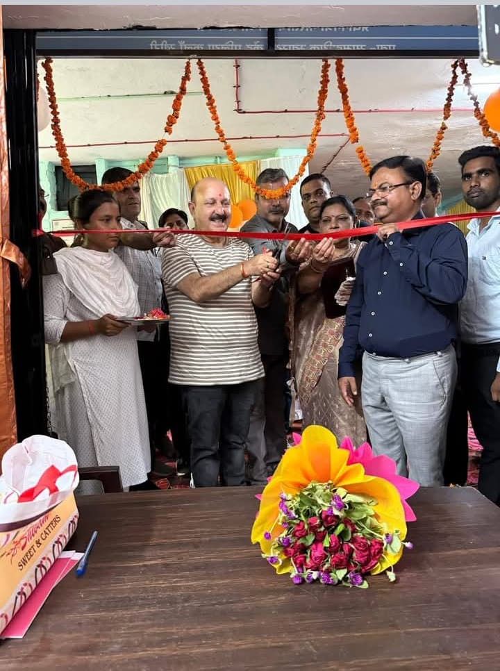 लखीमपुर खीरी : सामुदायिक स्वास्थ्य केंद्र पलिया में जन औषधि केंद्र का विधायक रोमी साहनी ने फीता काटकर किया उद्घाटन