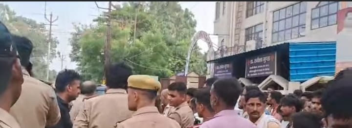 लखीमपुर खीरी : शहर के निजी अस्पताल में हुई मरीज की मौत परिजनो ने काटा हंगामा बोले डॉक्टर की लापरवाही से हुई मौत