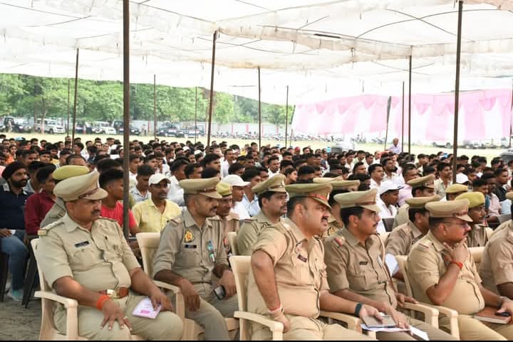 लखीमपुर खीरी : पुलिस लाइन मे एसपी द्वारा ब्रीफिंग कर चयनित अभ्यर्थियों एवं ड्यूटी मे लगे पुलिस कर्मियों को दिये गये आवश्यक दिशा-निर्देश