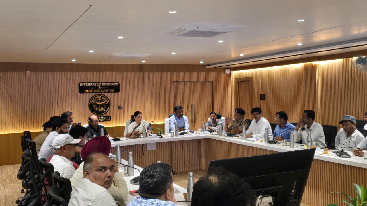 प्रयागराज : मेला प्राधिकरण स्थित आईसीसीसी सभागार में महाकुंभ 2025 में तैनात वरिष्ठ प्रशासनिक एवं विभागीय अधिकारियों के साथ बैठक की।