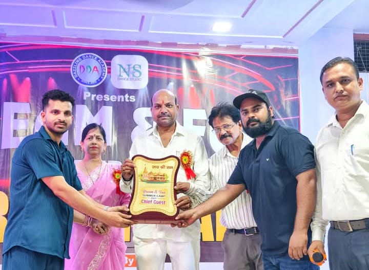 लखीमपुर खीरी : ड्रीम एंड फन समर कैंप के समापन पर मुख्य अतिथि गोला चेयरमैन ने किया बच्चों को प्रोत्साहित