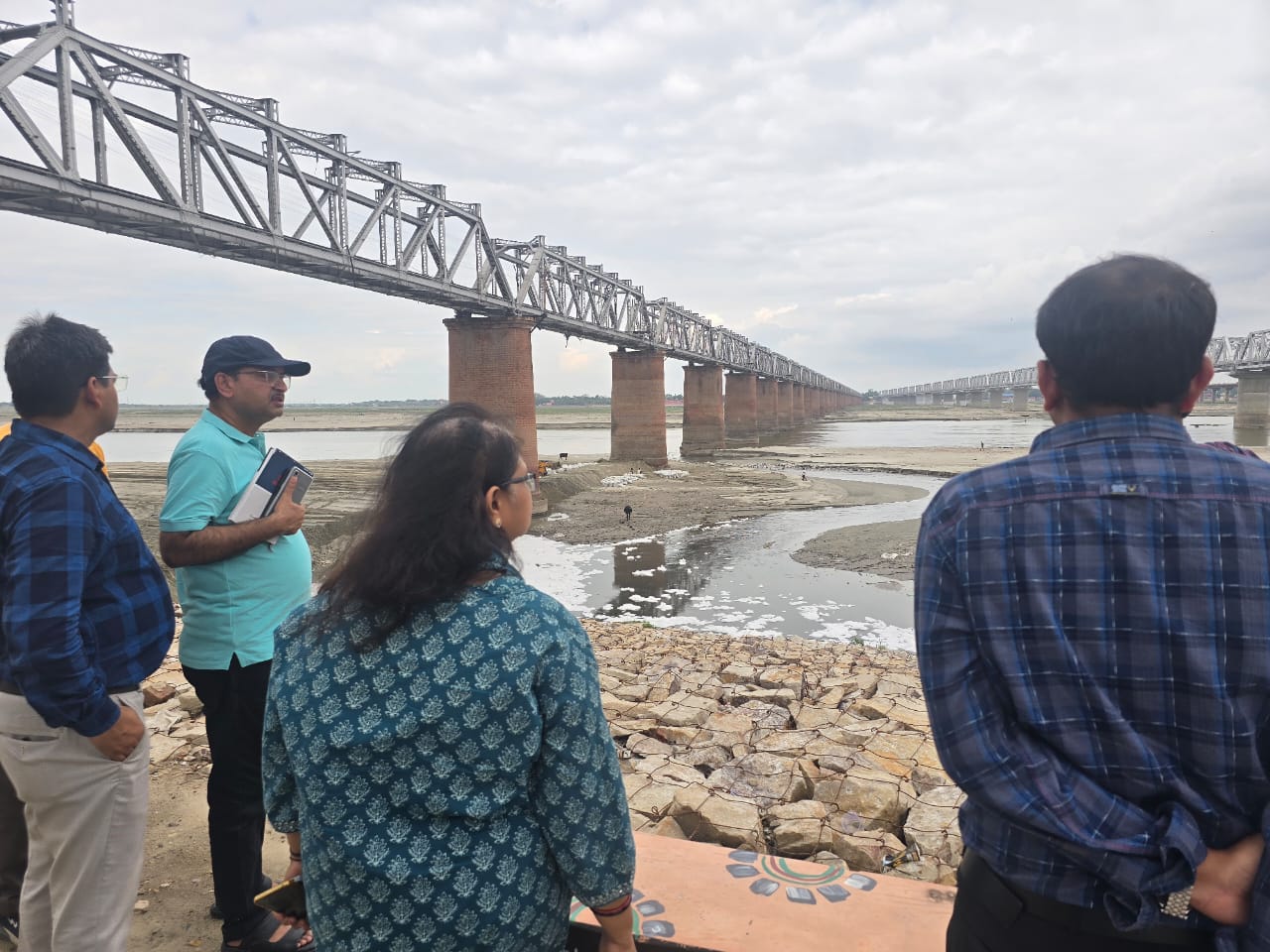 प्रयागराज: अपर जिलाधिकारी द्वारा सम्भावित बाढ के दृष्टिगत बांधो एवं सलूज गेटो का निरीक्षण कर आवश्यक निर्देश दिए
