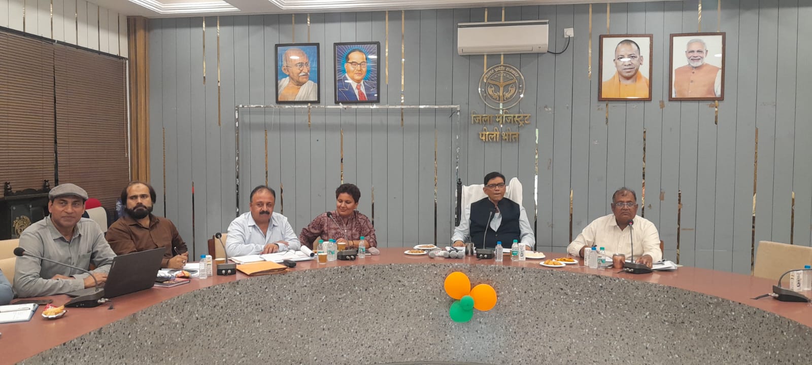 पीलीभीत:जिलाधिकारी की अध्यक्षता में संचारी रोग नियंत्रण एवं दस्तक अभियान की तैयारियों से सम्बन्धित की गई समीक्षा बैठक।