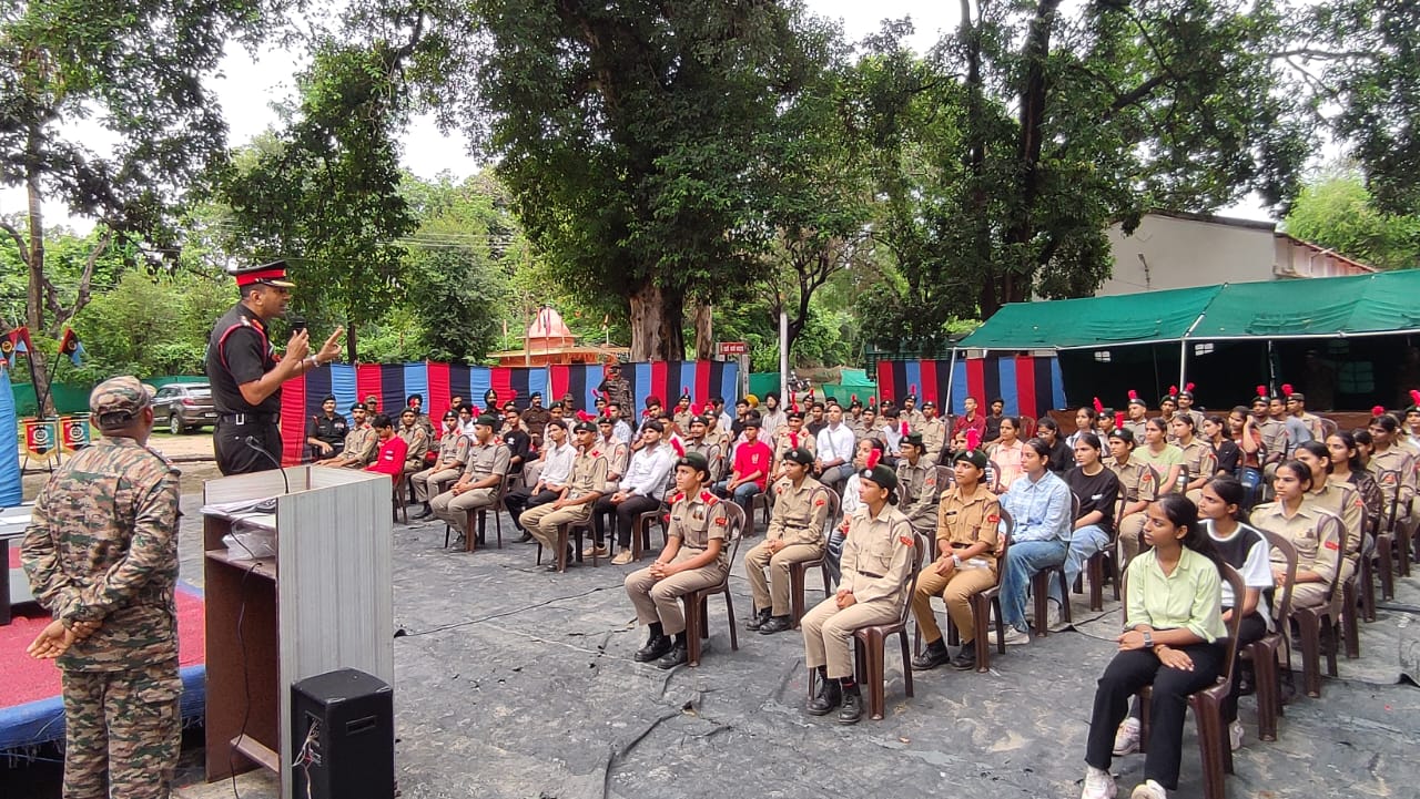 पीलीभीत; सेना के प्रति जागरूकता कार्यक्रम के तहत बार्डर ऐरिया के सिविल और एन०सी०सी० कैडेट के क्षेत्रो का वायब्रेड विलिज कार्यक्रम हुआ आयोजित