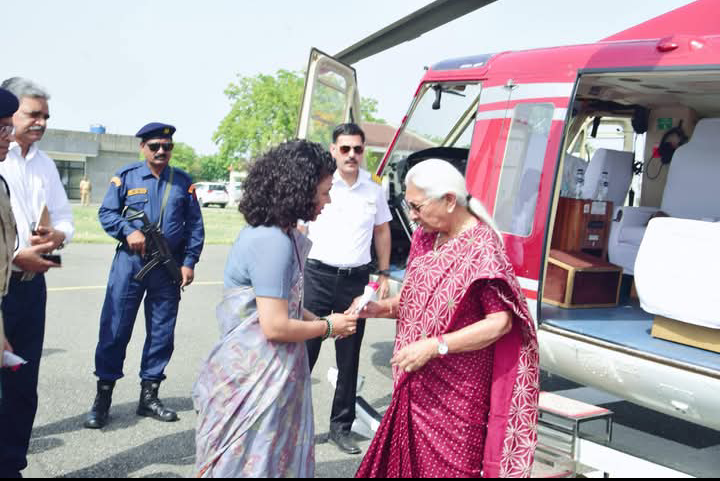 लखीमपुर खीरी : राज्यपाल आनंदीबेन पटेल का पलिया हवाई पट्टी पर डीएम व एसपी ने किया स्वागत