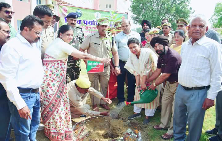 लखीमपुर खीरी : डीएम ने विश्व पर्यावरण दिवस पर देवकली मेडिकल कॉलेज में सभी के साथ मिलकर किया हरित श्रृंगार और एक पेड़ मां के नाम का पौधा किया रोपित