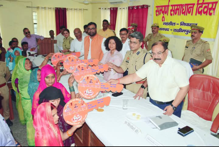 लखीमपुर खीरी : निघासन में डीएम व एसपी ने संपूर्ण समाधान दिवस पर सुनी फरियादियों की समस्याएं व लाभार्थियों को सौंपी आवास की चाबियां