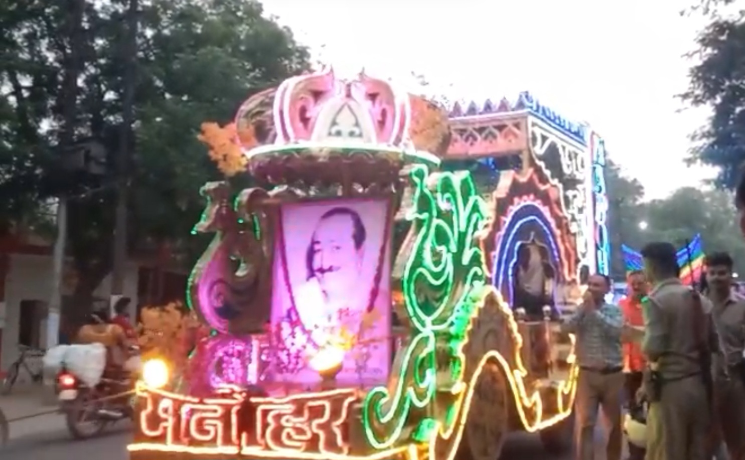 फर्रुखाबाद में बड़े ही धूमधाम से निकाली गई मेहर बाबा की शोभायात्रा