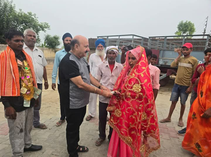 लखीमपुर खीरी : पलिया विधायक रोमी साहनी निर्धन परिवार की बेटियों की शादी में पहुंचकर की आर्थिक मदद