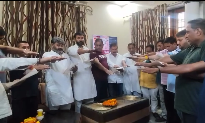 लखीमपुर खीरी : केंद्र सरकार के 11 वर्ष पूर्ण होने पर नवीन भसीन के आवास पर आयोजित बैठक में मुख्य अतिथि धर्मेंद्र गिरी उर्फ़ मोंटी ने सरकार की उपलब्धियो का  किया बखान