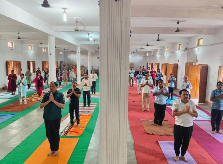 लखीमपुर खीरी : सरस्वती विद्या निकेतन इंटर कॉलेज गोला में 11वां अंतर्राष्ट्रीय योग दिवस कार्यक्रम खिचड़ी भोज के साथ संपन्न