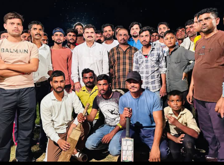 लखीमपुर खीरी : छतौनिया में स्वर्गीय रामकुमार वर्मा जी की स्मृति में चल रहे डे नाइट क्रिकेट टूर्नामेंट के फाइनल मैच की विनर टीम लघुची को गोला विधायक ने किया सम्मानित