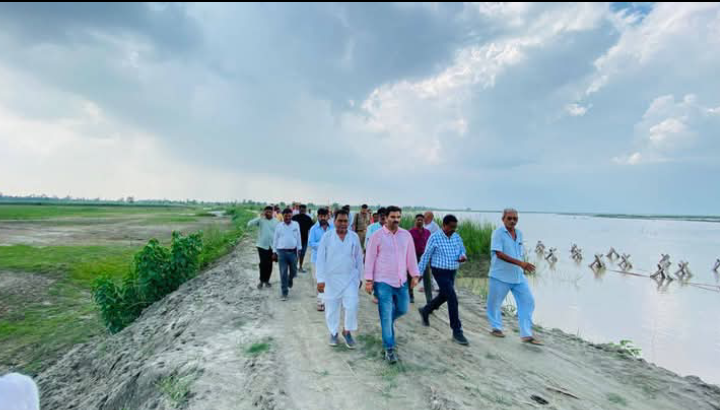 लखीमपुर खीरी : गोला विधायक ने बाढ़ प्रभावित क्षेत्रों का दौरा कर निर्मित परियोजनाओं का किया निरीक्षण