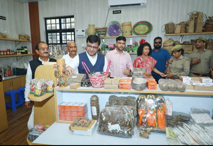 लखीमपुर खीरी : लखीमपुर की महिलाएं अब 'लखीरा' के नाम से चमकाएंगी हुनर