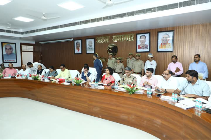 लखीमपुर खीरी : बाढ़ और कटान से निपटने को खीरी तैयार,अटल सभागार में प्रभारी मंत्री नितिन अग्रवाल ने की समीक्षा बैठक