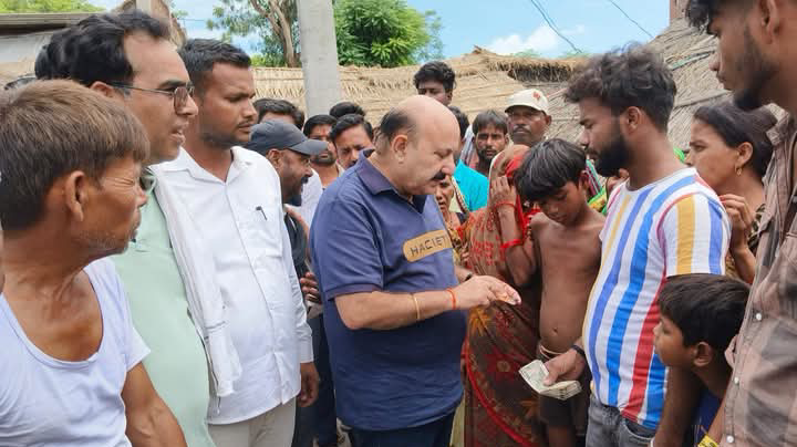 लखीमपुर खीरी : बाघ के हमले में मृतक प्रदीप गौतम के परिजनों से मिले पलिया विधायक रोमी साहनी