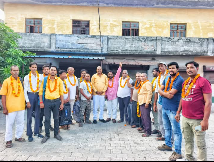लखीमपुर खीरी : श्री शिव सेवक खीरी का दूसरा जत्था, गोला पालिकाध्यक्ष ने तिलक वंदन व मुंह मीठा कराकर अमरनाथ यात्रा को किया रवाना