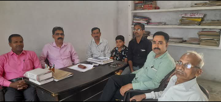 लखीमपुर खीरी : गोला में अधिवक्ताओं ने बैठक कर की सुबह 9 बजे से मैलानी टू लखनऊ व वापसी में 2 बजे से लखनऊ टू मैलानी ट्रेन चलाए जाने की मांग