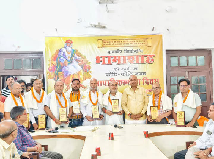 लखीमपुर खीरी : नगर पालिका सभागार में व्यापारी कल्याण दिवस पर व्यापारियों को पालिकाध्यक्ष ने किया सम्मानित