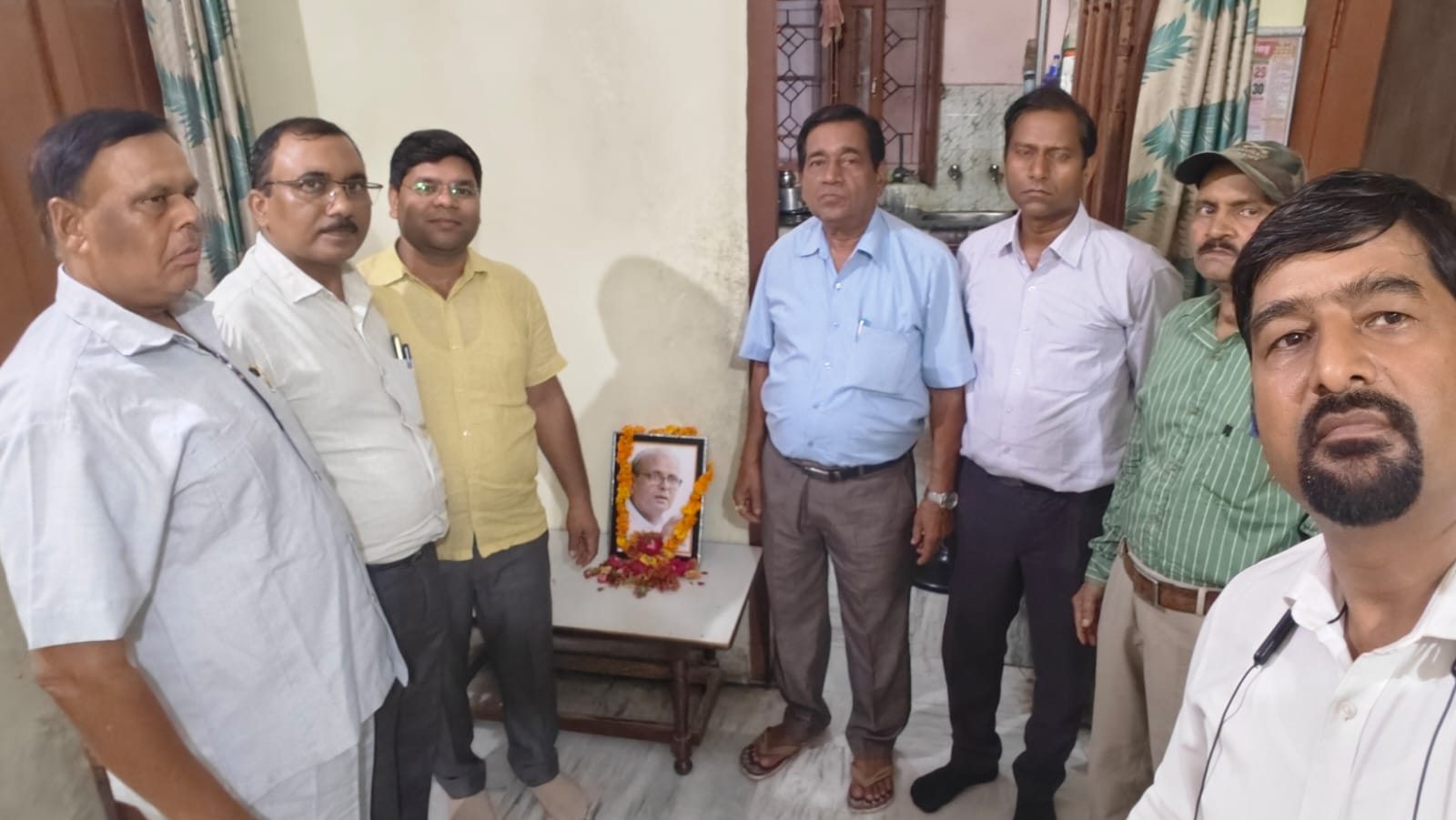 लखनऊ: सम्यक पार्टी ने मनाई पूर्व प्रधानमंत्री वी. पी. सिंह की जयंती