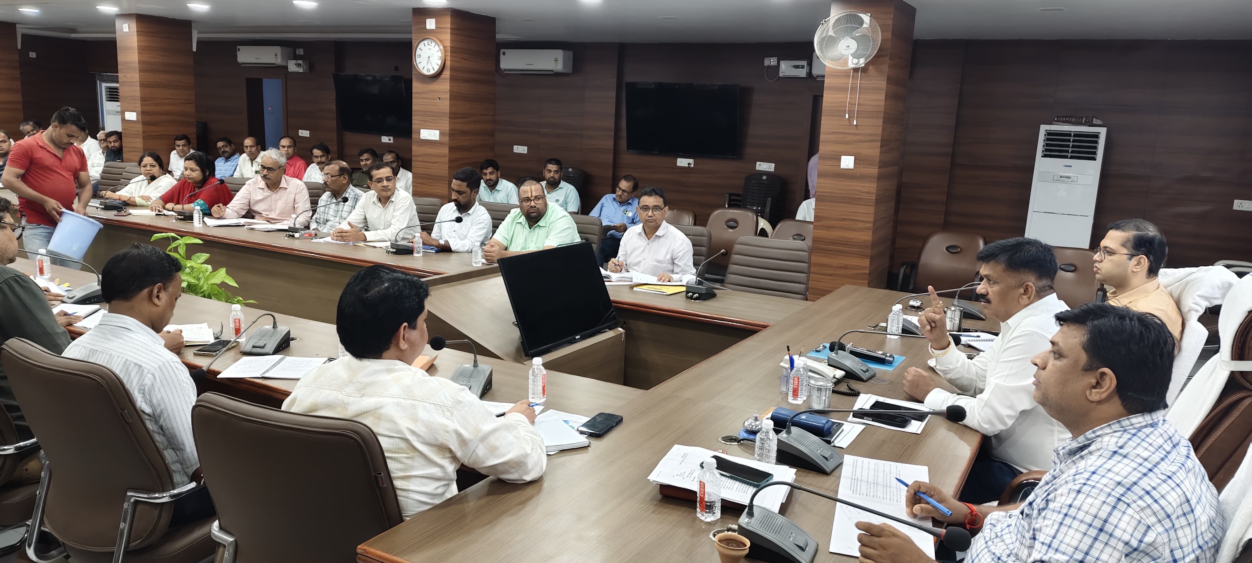 जौनपुर :निर्धारित मूल्य से अधिक पर उर्वरक बेचने पर होगी कड़ी कार्रवाई- जिलाधिकारी