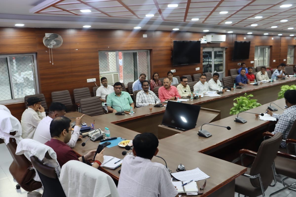 जौनपुर :जिलाधिकारी डॉ० दिनेश चंद्र की अध्यक्षता में कलेक्ट्रेट सभागार में जिला वृक्षारोपण समिति की बैठक हुई संपन्न