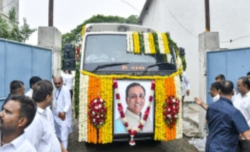 पूर्व मुख्यमंत्री विजय रूपाणी पंचतत्व में विलीन, राजकीय सम्मान के साथ हुआ अंतिम संस्कार ?