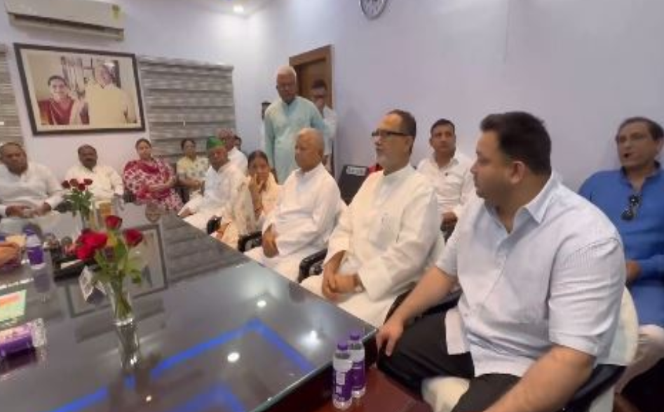 राबड़ी देवी के साथ राजद कार्यालय पहुंचे लालू यादव, राष्ट्रीय अध्यक्ष पद के लिए किया नामांकन ?