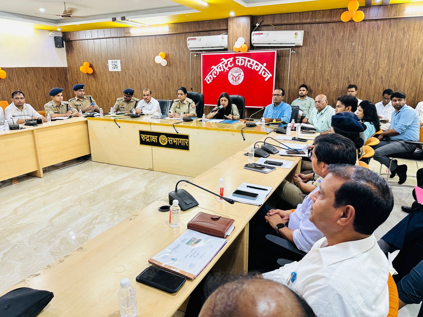 कासगंज: कांवड यात्रा मद्देनजर रखते हुये जनपद स्तरीय अधिकारियों के साथ कलेक्ट्रेट सभागार में बैठक हुई सम्पन्न