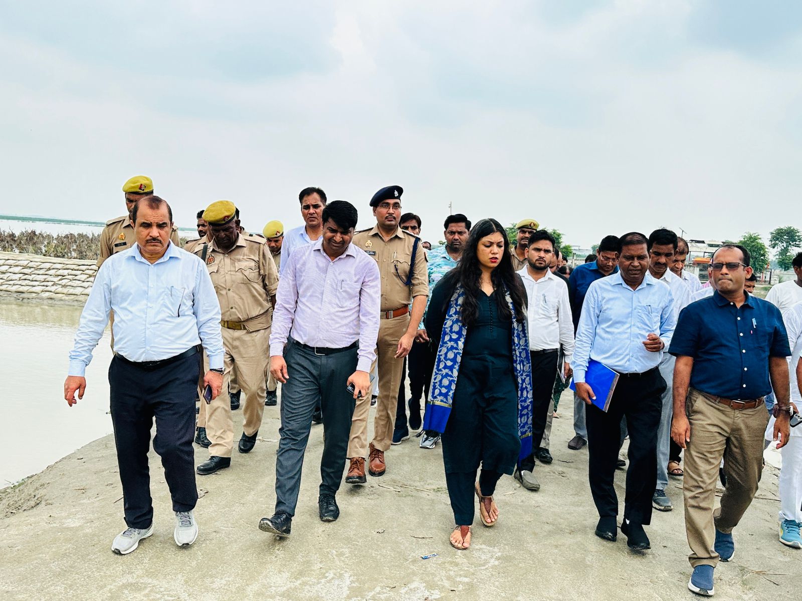 कासगंज :जिला अधिकारी ने बाढ़ प्रभावित क्षेत्रों का किया दौरा अधिकारियों के दिए निर्देश