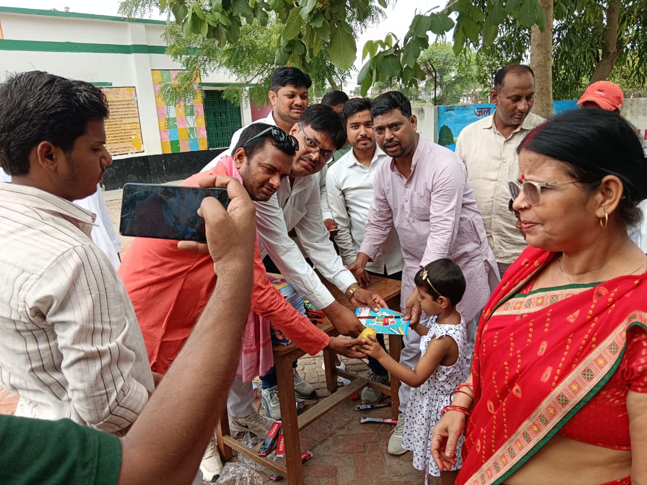 जौनपुर :सांसद बाबू सिंह कुशवाहा के आह्वान पर नये अंदाज में मना अखिलेश यादव का जन्मदिन
