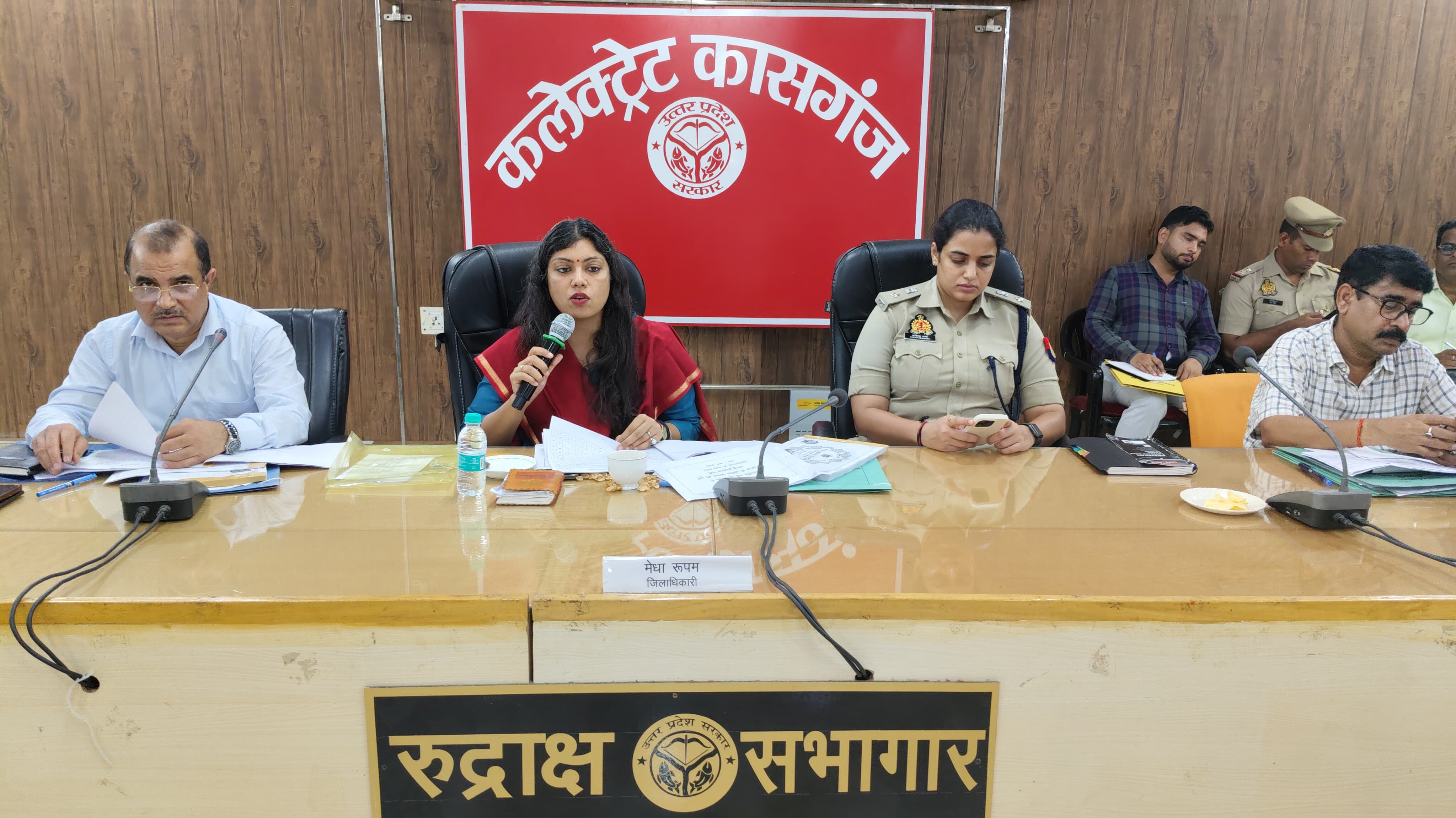 कासगंज: जिलाधिकारी मेधा रूपम एवं पुलिस अधीक्षक अंकिता शर्मा की अध्यक्षता में कलेक्ट्रेट सभागार में जिला सड़क सुरक्षा समिति की बैठक आयोजित की गई।