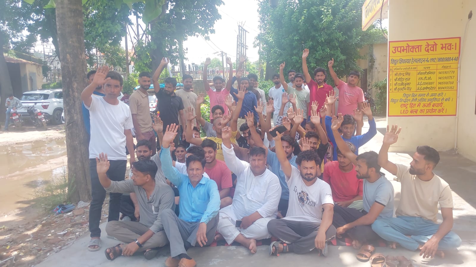 पीलीभीत:एसडीओ ने चार माह में समस्या का समाधान कराने का आश्वासन देते हुए धरना प्रदर्शन समाप्त कराया।