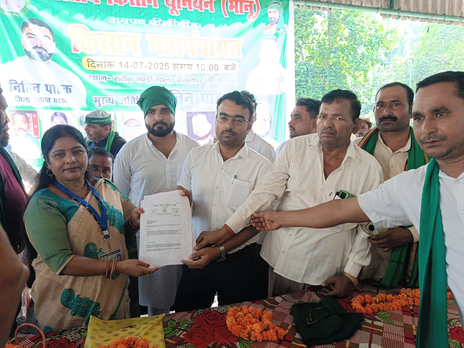 पीलीभीत:भ्रष्टाचार और हठधर्मिता की मंडी में खुली पोल, सचिव पर भड़के किसान