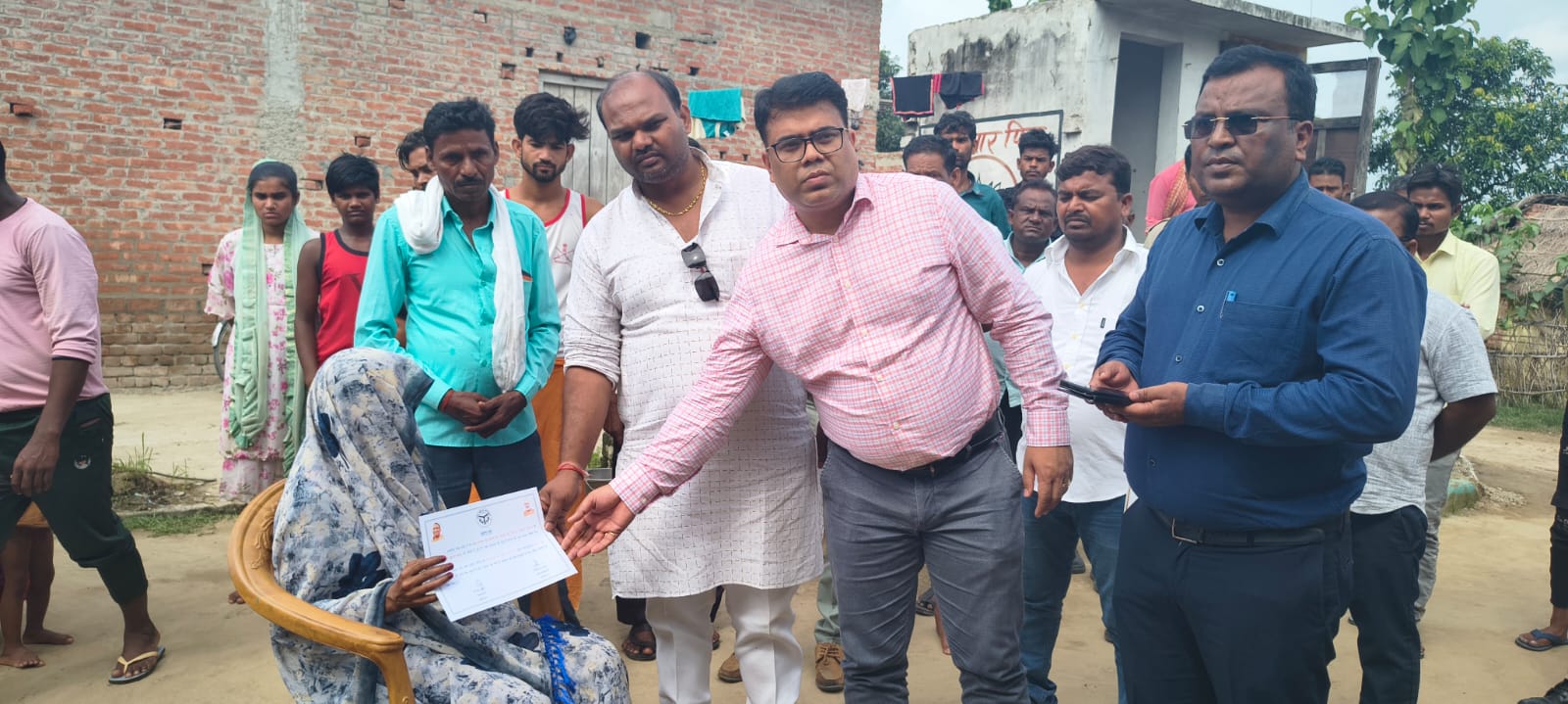 पीलीभीत:मृतक आश्रित के परिवार को दिया चार लाख का चैक