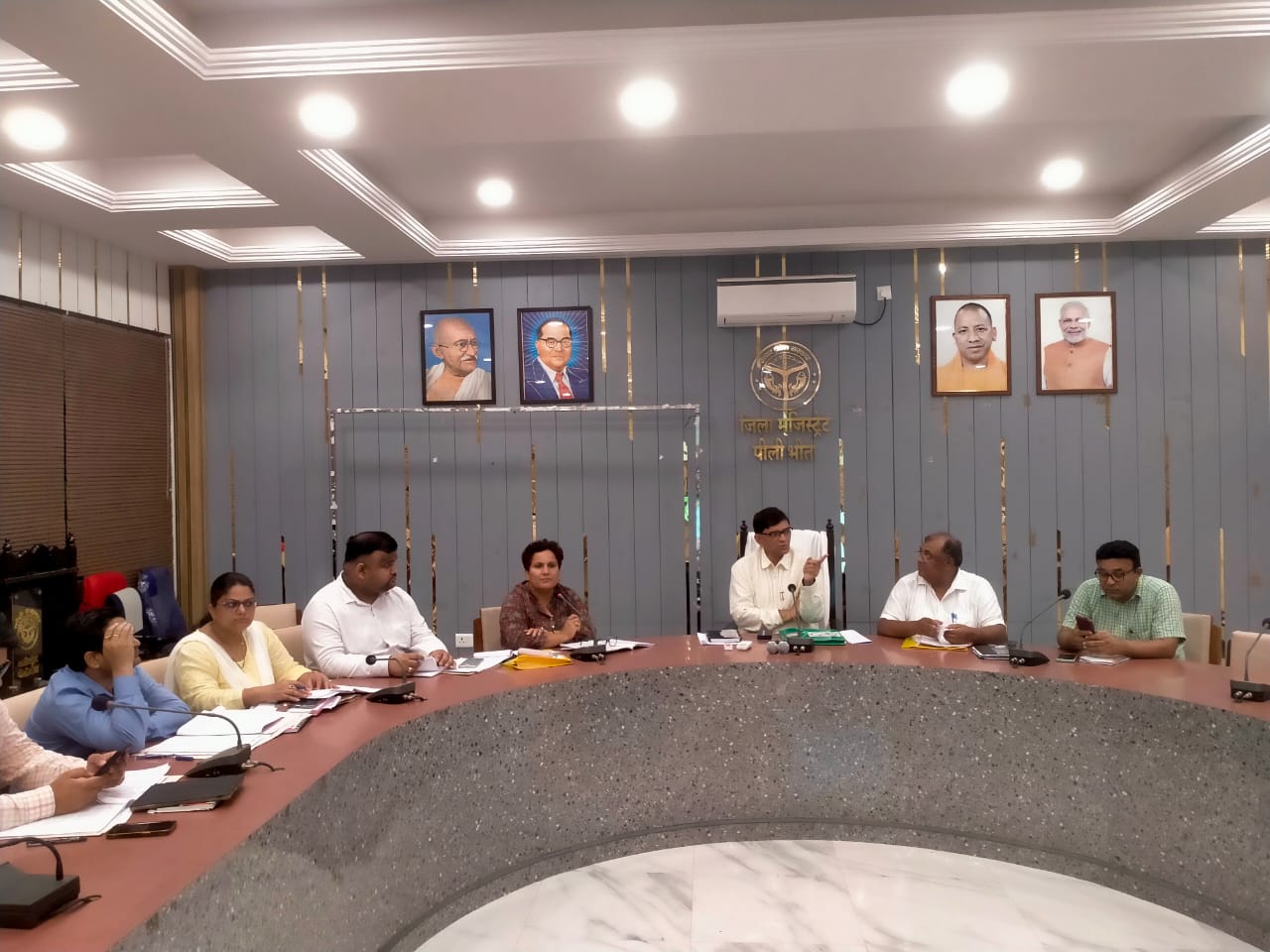 पीलीभीत : जिलाधिकारी की अध्यक्षता में त्रिस्तरीय पंचायत निर्वाचक नामावली वृहद पुनरीक्षण समीक्षा बैठक हुई सम्पन्न।