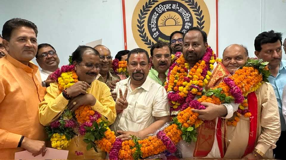 फर्रुखाबाद:पूर्व विधायक कुलदीप गंगवार निर्विरोध चुने गए कोऑपरेटिव बैंक अध्यक्ष, भाजपा कार्यालय में हुआ भव्य अभिनंदन समारोह