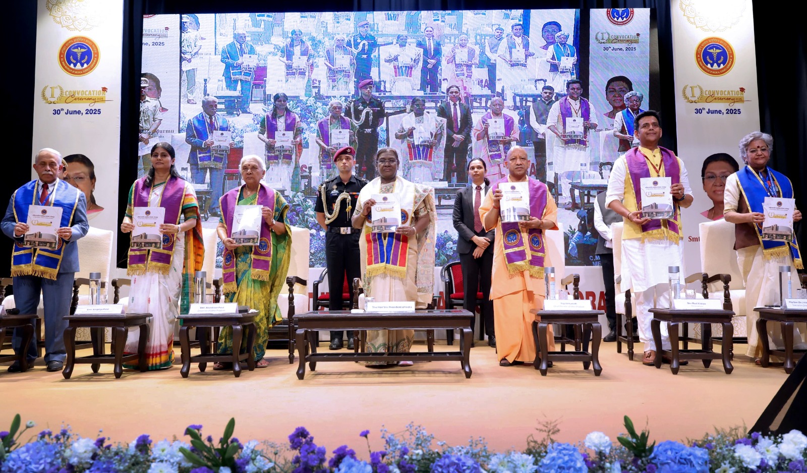 बरेली:राष्ट्रपति ने भारतीय पशु चिकित्सा अनुसंधान संस्थान सम-विश्वविद्यालय,बरेली के 11वें दीक्षांत समारोह में मेधावियों को पदक तथा उपाधि प्रदान की