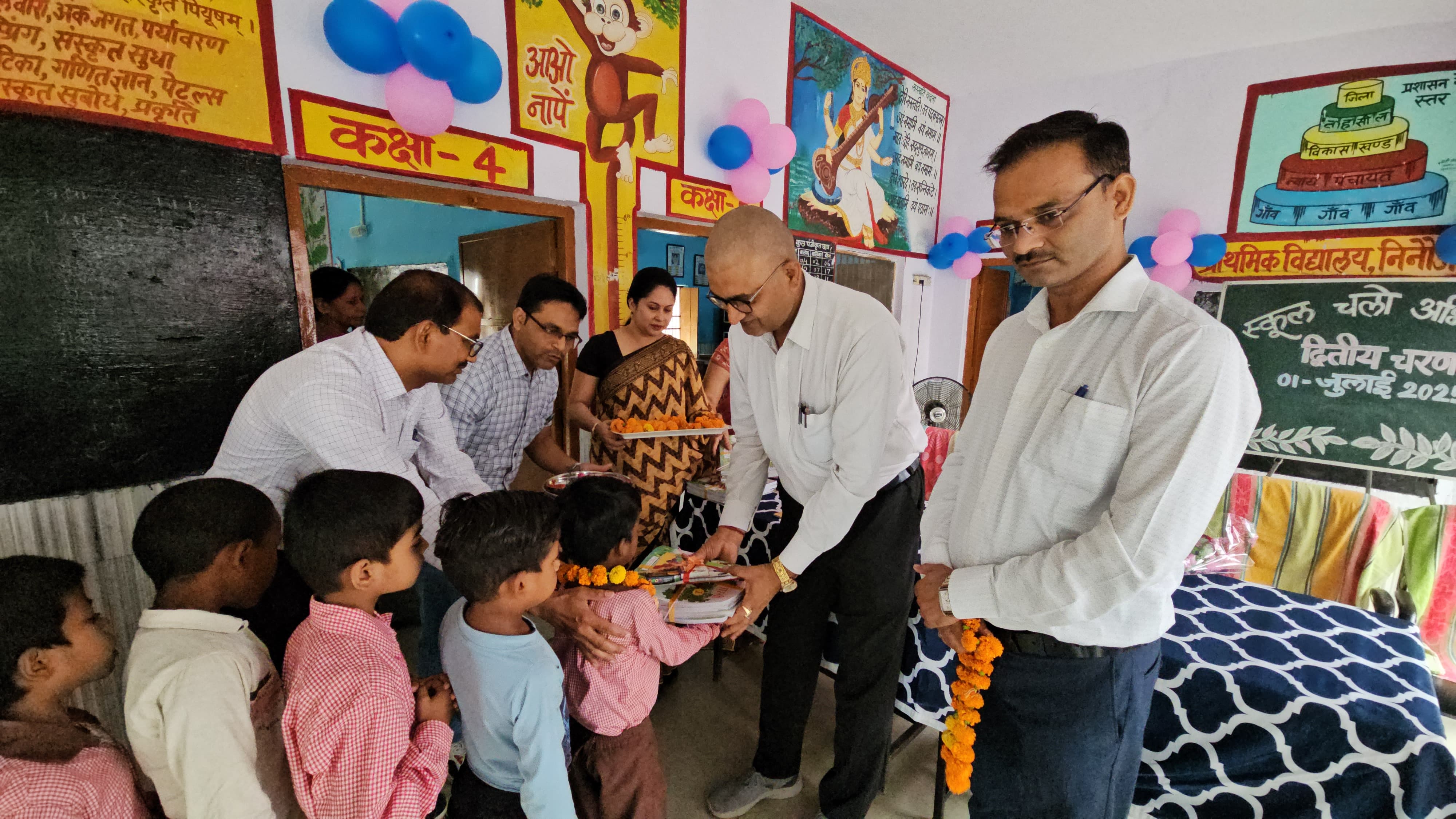 फर्रुखाबाद में स्कूल चलो अभियान के द्वितीय चरण का भव्य शुभारंभ, स्वागत उत्सव में बच्चों का रोली-टीका व मिष्ठान से हुआ अभिनंदन