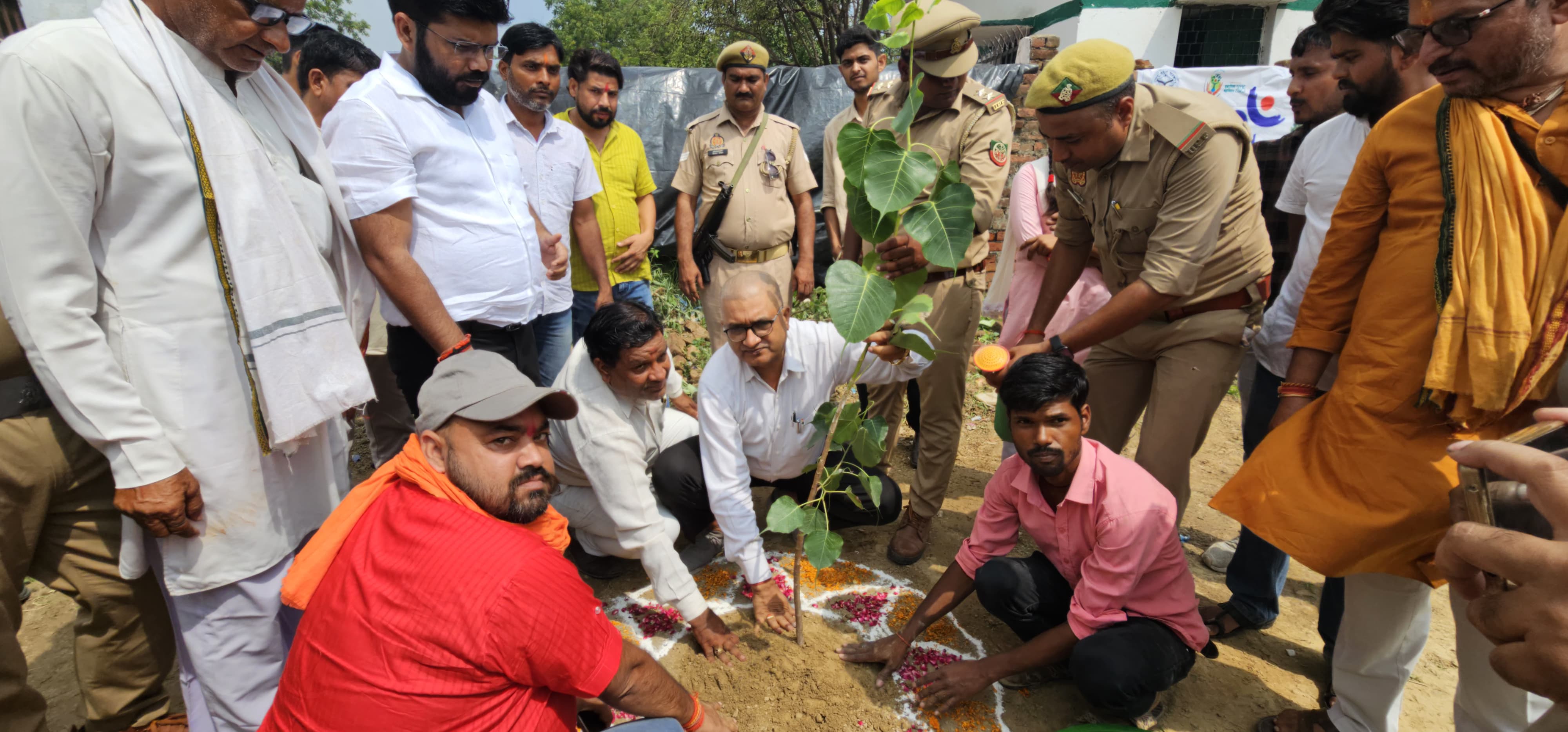 फर्रुखाबाद में वन महोत्सव पर डीपीएस इंटर कॉलेज मूसाखिरिया में जनप्रतिनिधियों और विद्यार्थियों ने मिलकर रोपे पौधे