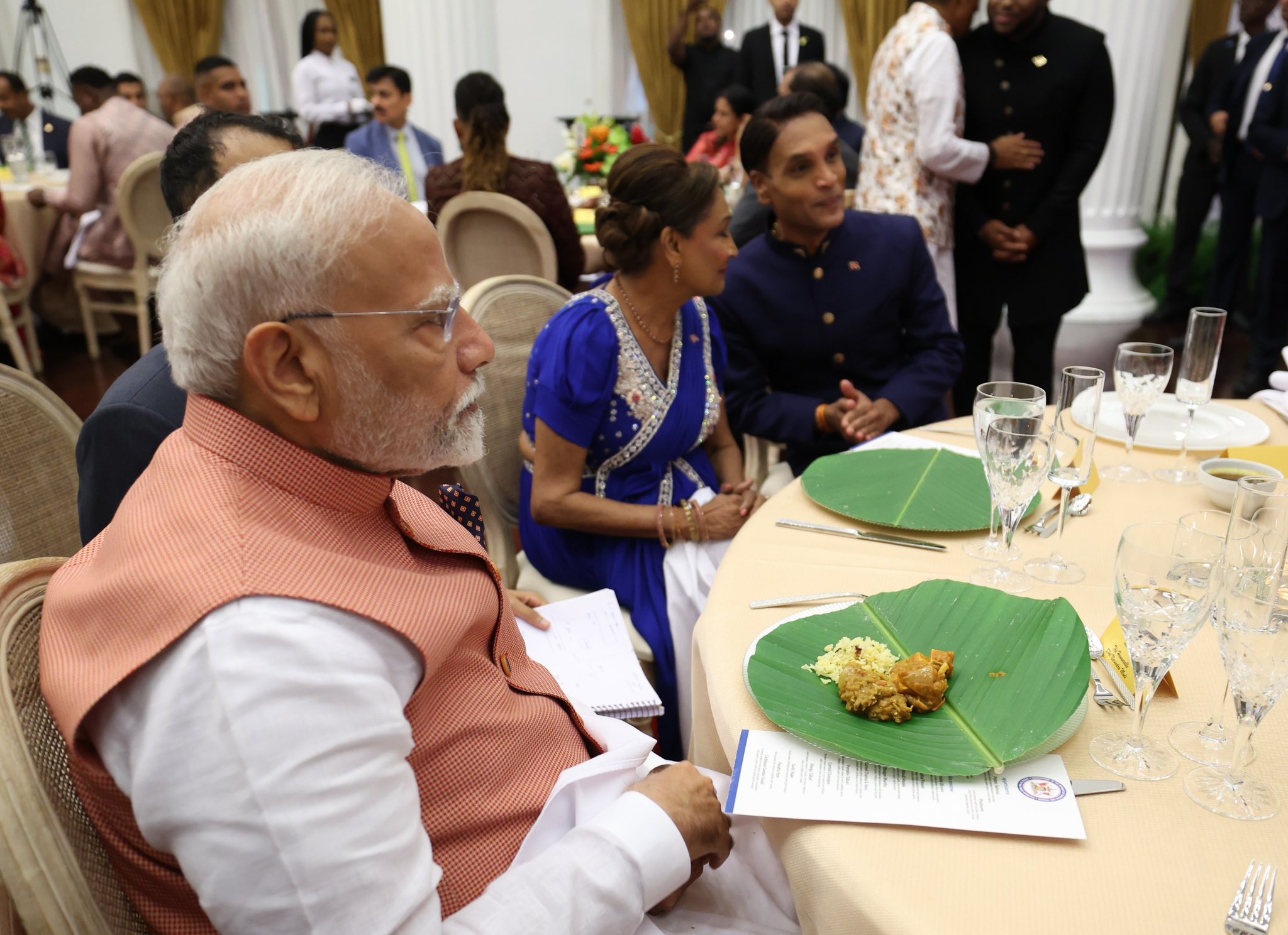 त्रिनिदाद में 'सोहरी' पत्ते पर भोजन: पीएम मोदी के सम्मान में आयोजित रात्रिभोज में दिखी भारतीय संस्कृति की झलक।