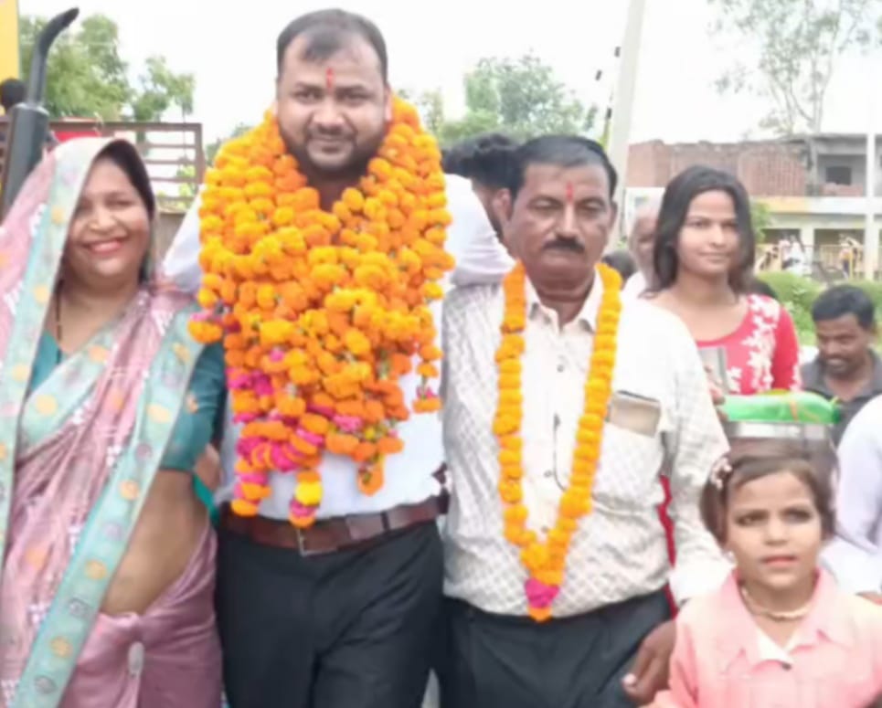 फर्रुखाबाद: किसान का बेटा बना डॉक्टर, रूस से एमबीबीएस-एमडी कर गांव लौटे अनुज शाक्य, गांव में खुशी की लहर