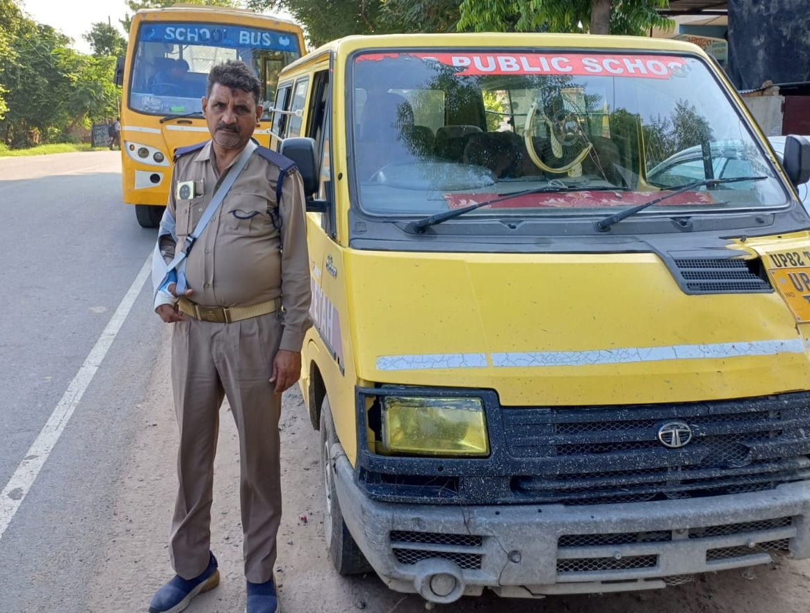 फर्रुखाबाद में स्कूली वाहनों पर सख्ती: 6 वाहन सीज, 10 का चालान, ₹2.49 लाख जुर्माना