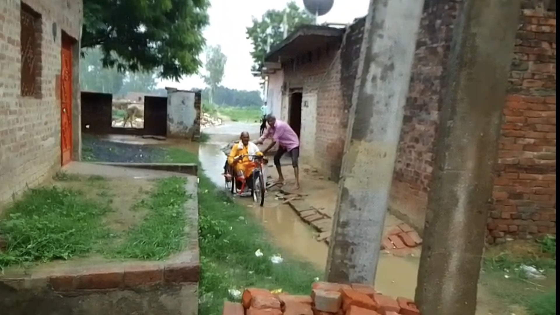 फर्रुखाबाद:ग्राम रसीदपुर में विकास कार्य ठप, ग्रामीणों की नारकीय जिंदगी- जिम्मेदार चुप।