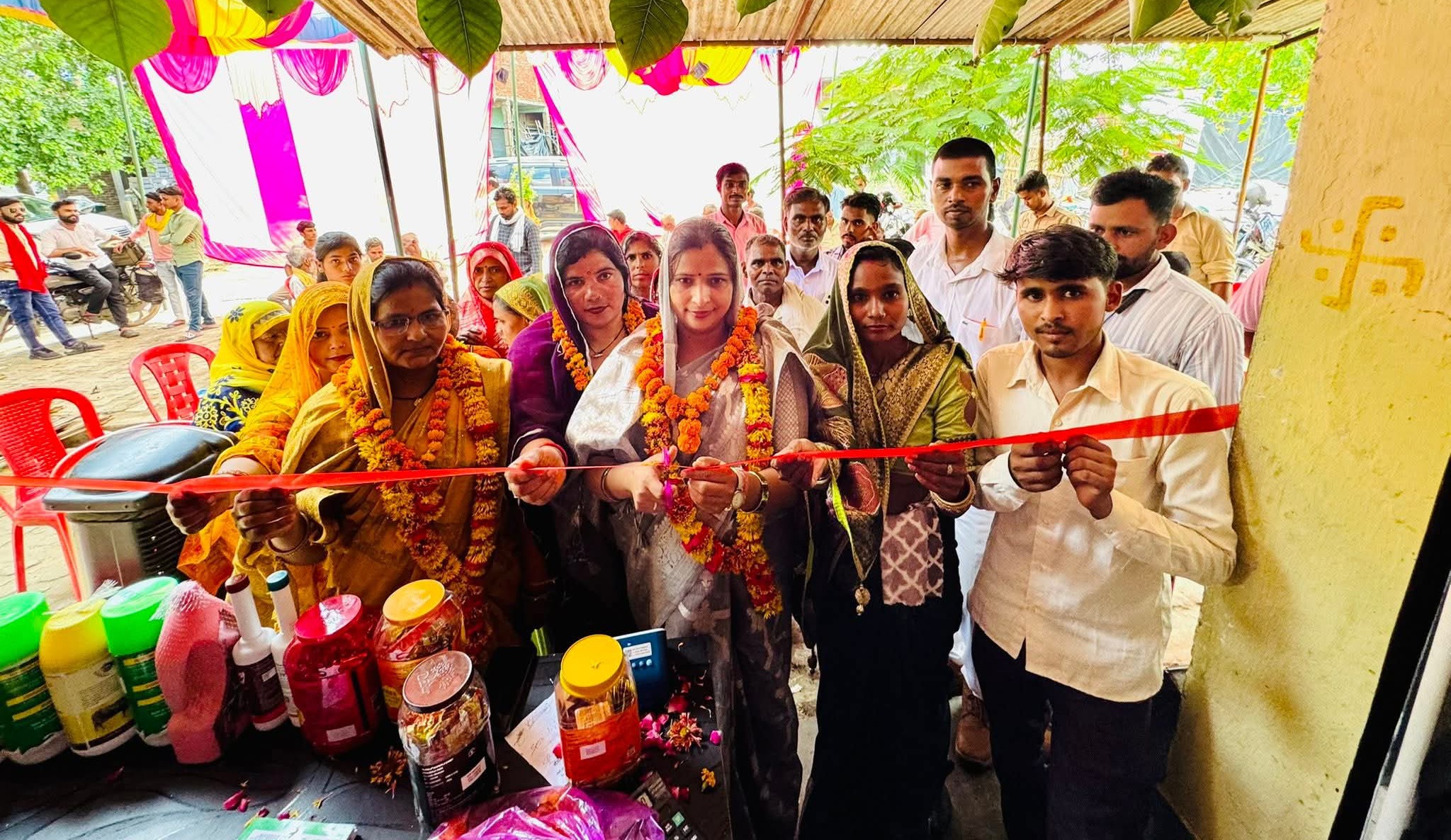 कन्नौज:हसेरन में 'शाक्या मेडिकल स्टोर' का भव्य उद्घाटन, जिला पंचायत अध्यक्ष प्रिया शाक्य ने किया शुभारंभ।