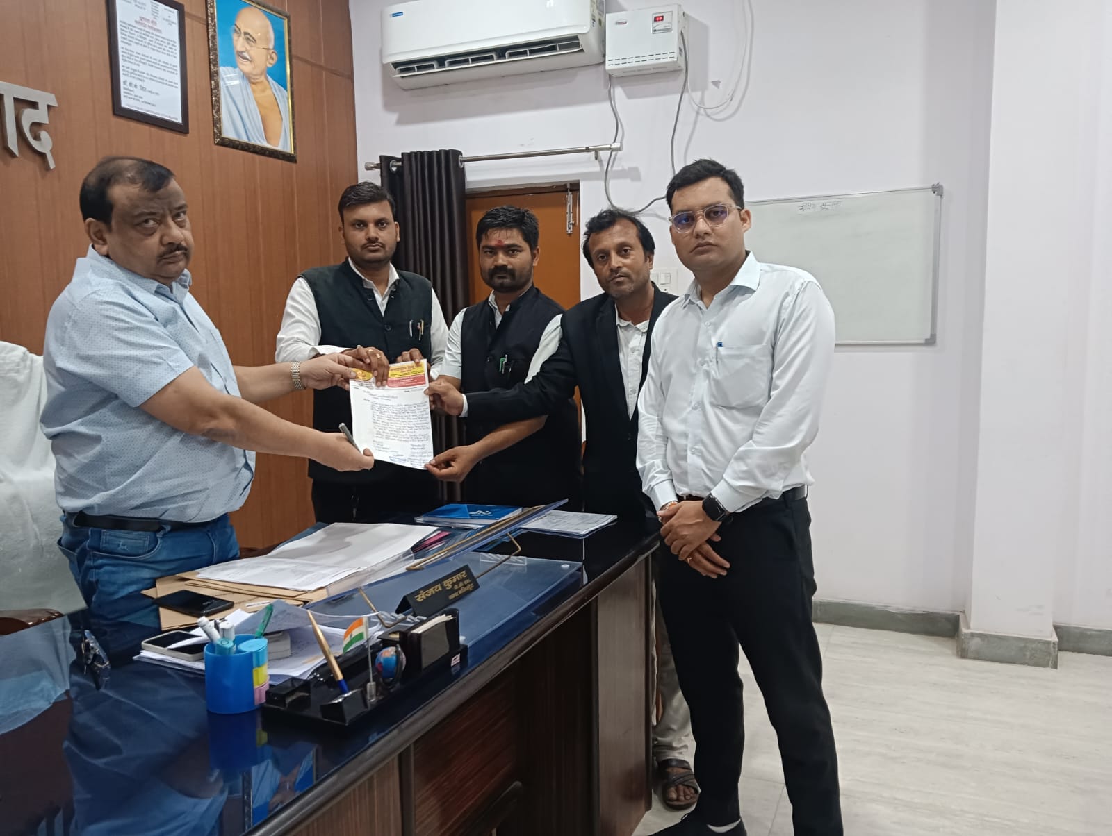 फर्रूखाबाद:अंबेडकर नगर नरकसा से नीबलपुर तक प्रस्तावित सड़क निर्माण को लेकर प्रतिनिधिमंडल ने जिलाधिकारी को सौंपा ज्ञापन।