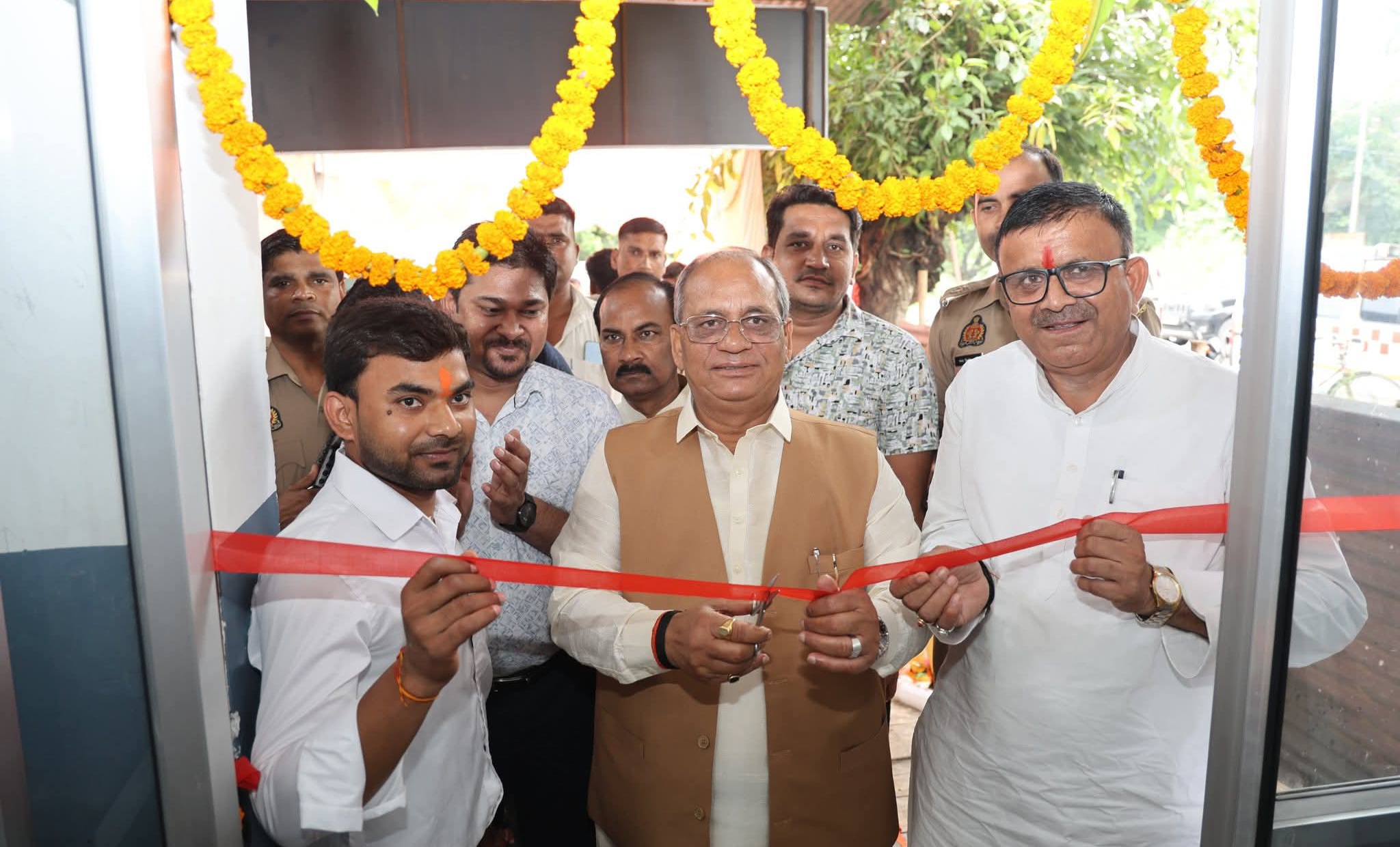अमरोहा:एटा के पूर्व सांसद राजू भइया ने किया आरोग्य हेल्थ केयर सेंटर का शुभारंभ, ग्रामीण स्वास्थ्य सेवाओं को मिलेगा नया आयाम।