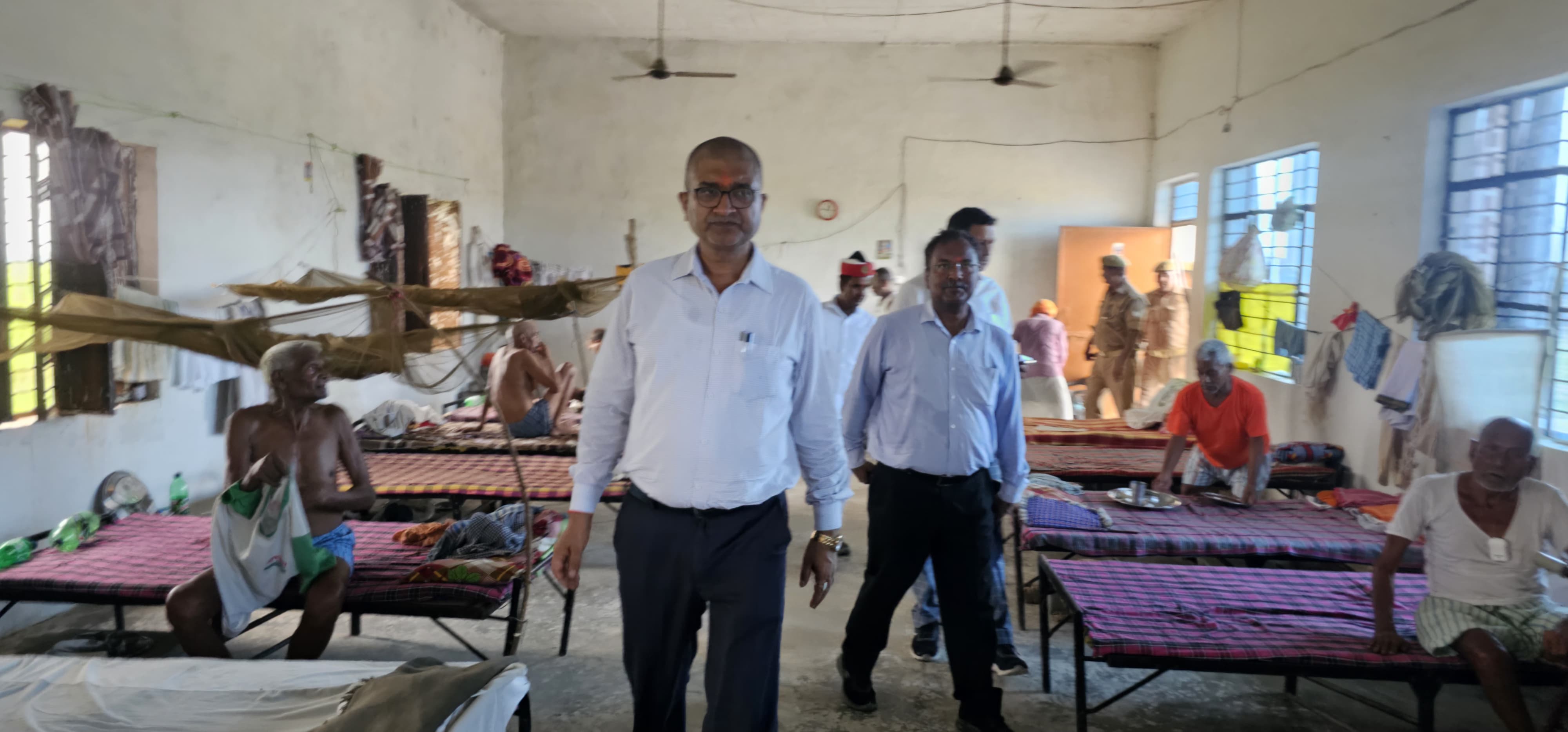 फर्रुखाबाद:सिरौली वृद्धाश्रम का जिलाधिकारी ने किया औचक निरीक्षण, भोजन व्यवस्था पाई संतोषजनक, CCTV कैमरे खराब मिलने पर जताई नाराजगी