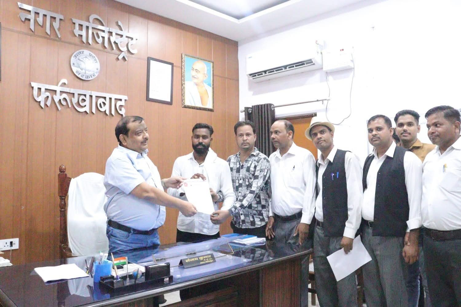 फर्रुखाबाद में स्कूल मर्जर नीति के खिलाफ प्रदर्शन, राज्यपाल को सौंपा गया ज्ञापन।