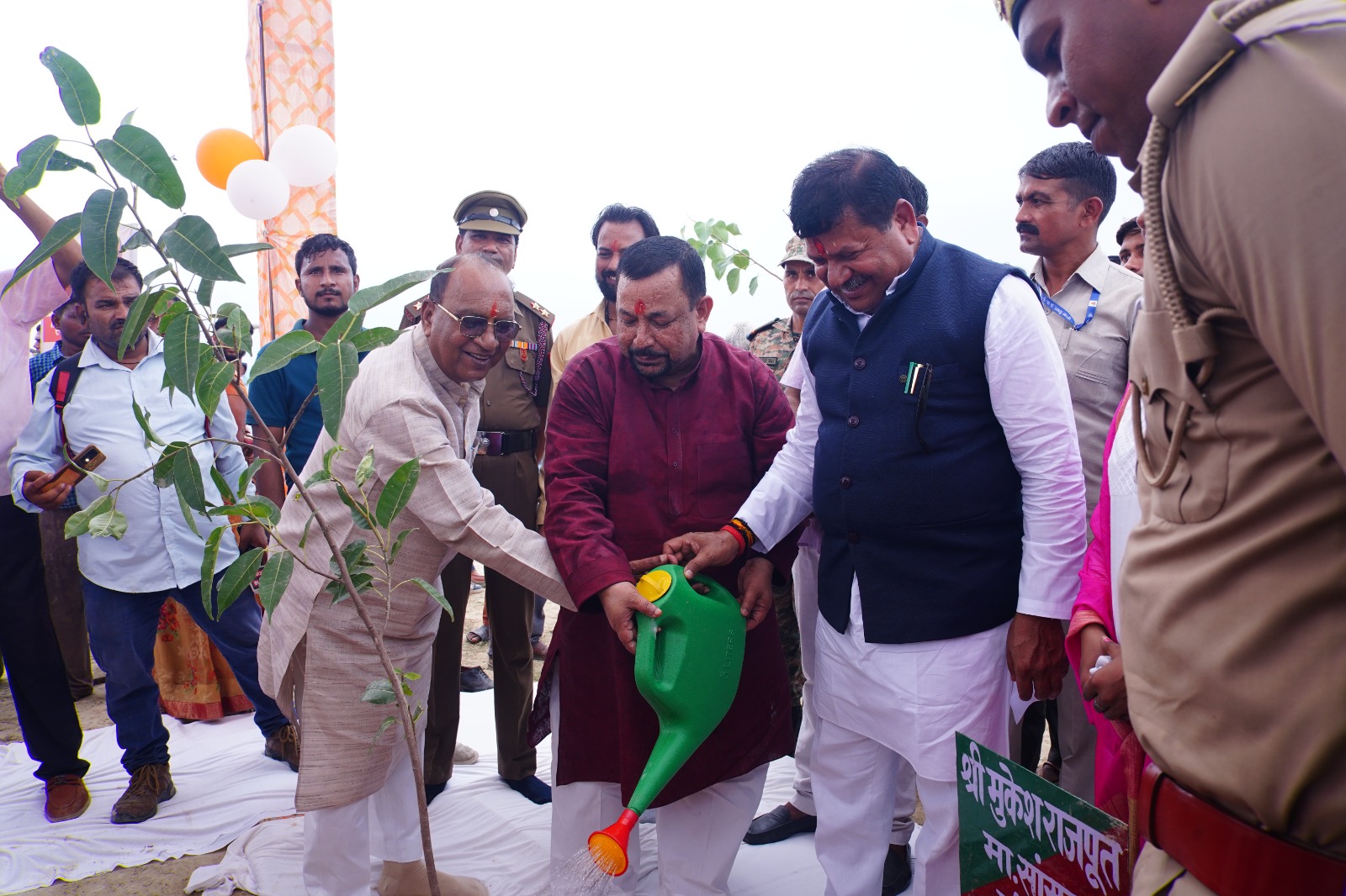 फर्रुखाबाद:एक पेड़-एक संकल्प,अमृतपुर विधायक सुशील शाक्य ने किया पौधारोपण, मंत्री राकेश राठौर रहे मुख्य अतिथि।